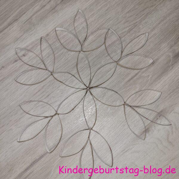 Schneeflocken aus Toilettenpapierrollen