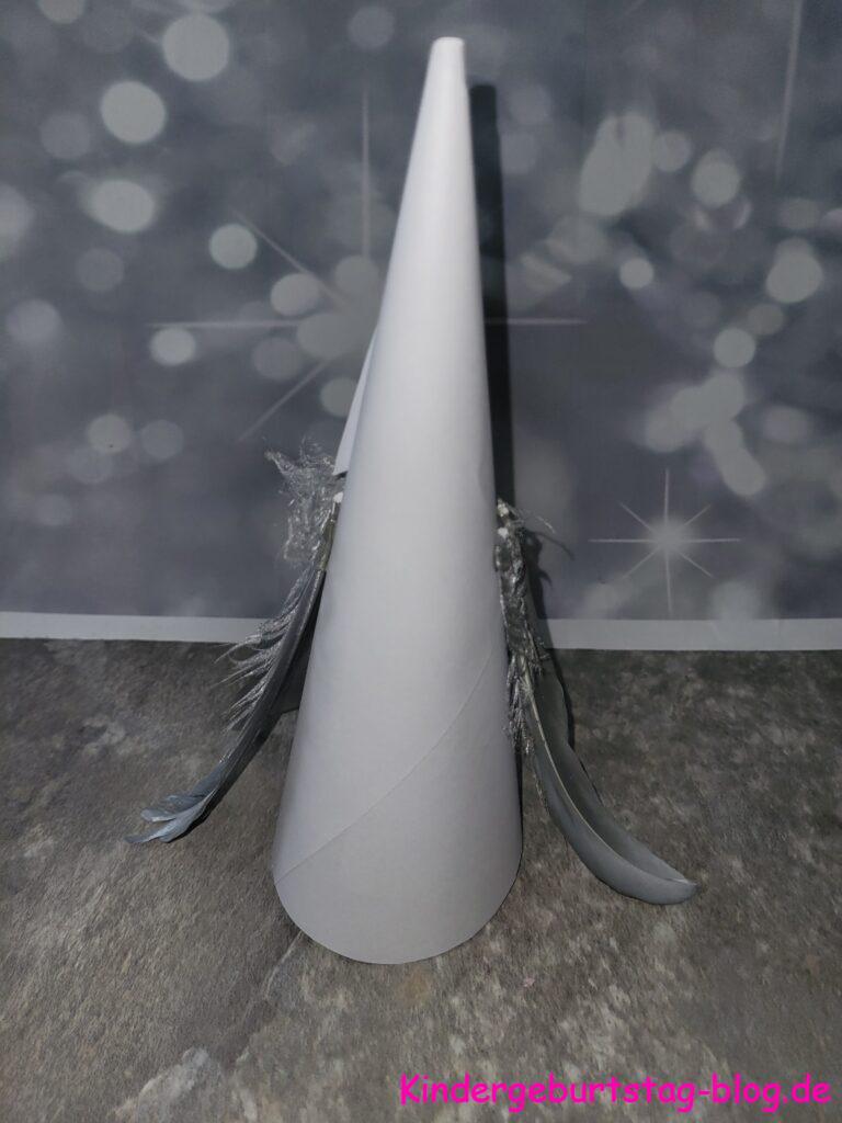 Tannenbaum aus Federn