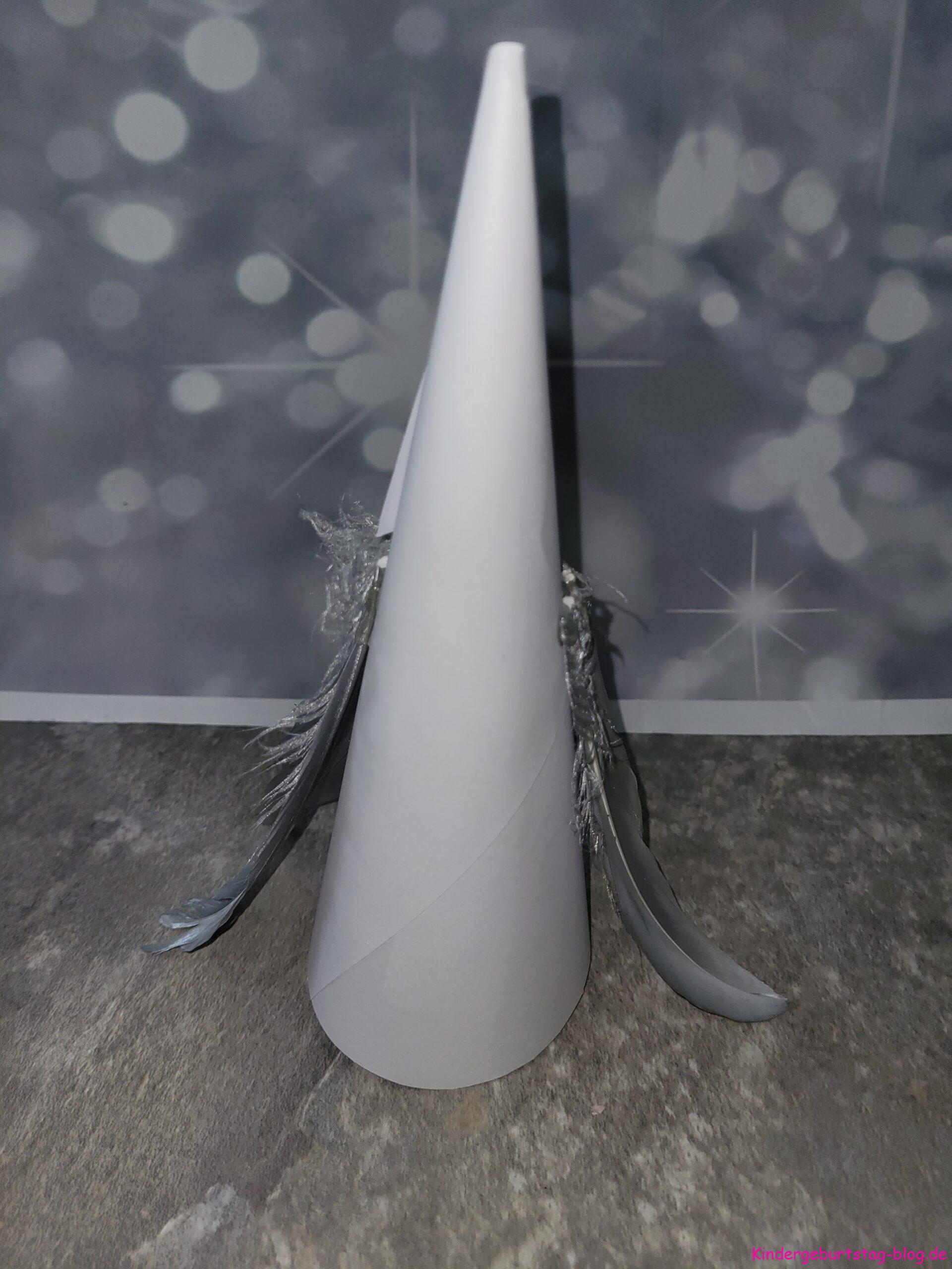 Tannenbaum aus Federn
