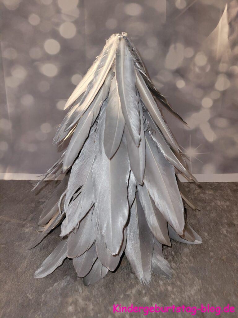 Tannenbaum aus Federn