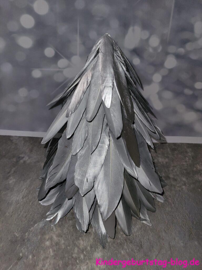 Tannenbaum aus Federn