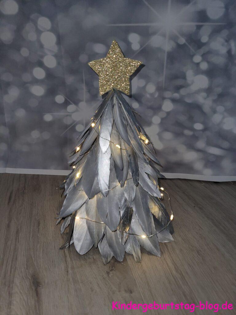 Tannenbaum aus Federn
