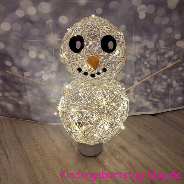 Schneemann aus Papierdraht
