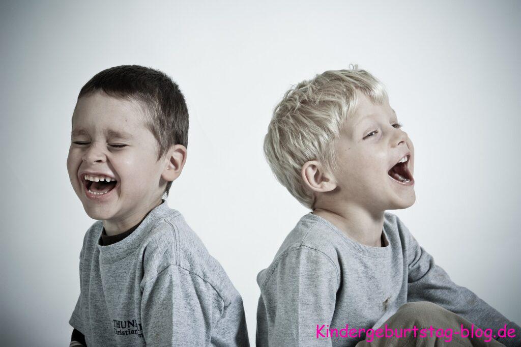 Lachende Kinder