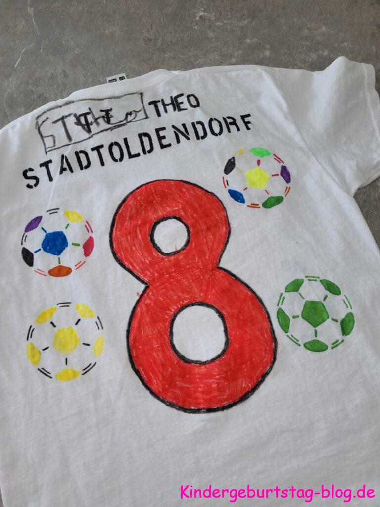 Fußball-Party T-Shirts bemalen