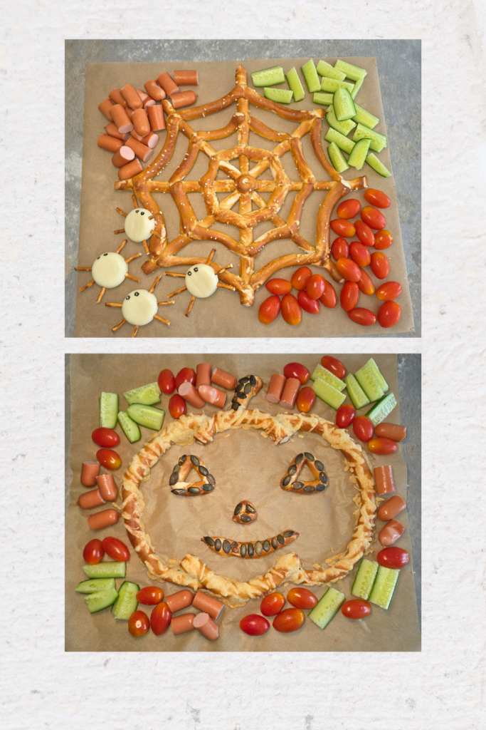 Zwei herzhafte Halloween-Snackplatten aus Laugengebäck mit Spinnennetz und Kürbis-Laugenmonster, Babybel-Spinnen, Würstchen und Gemüse.